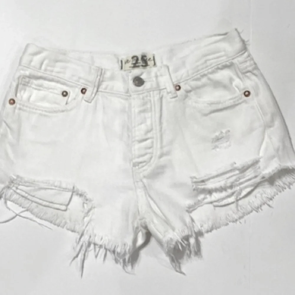 Free People We The Free White Bohemian Distressed Festival Denim Shorts Size 28